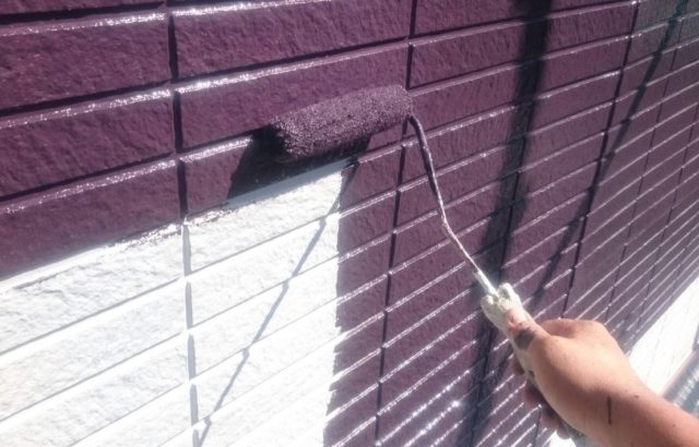 秦野市にて外壁塗装工事の上塗り作業！