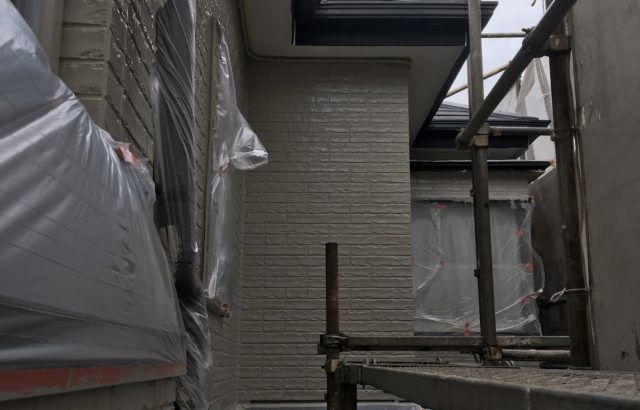 神奈川県伊勢原市にて外壁塗装、上塗り作業を行いました！