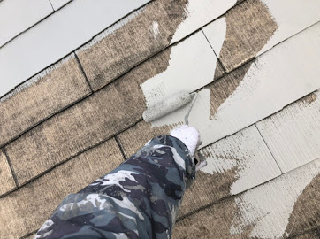 神奈川県秦野市にて屋根塗装の中塗り作業を行いました！