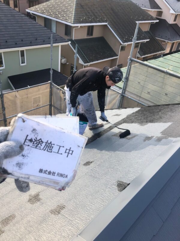 厚木市　屋根塗装　上塗り中塗り作業