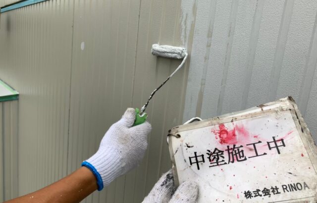 神奈川県伊勢原市　外壁塗装　屋根塗装　下塗り・中塗り作業
