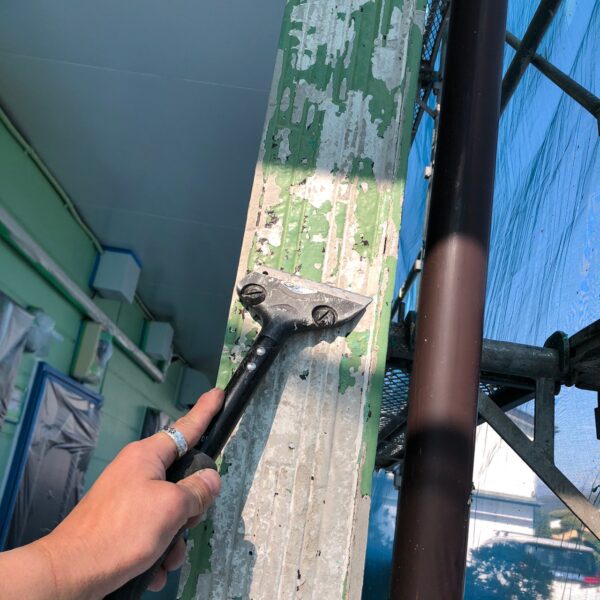 神奈川県秦野市　外壁塗装工事　付帯部塗装　ケレン作業