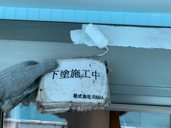 神奈川県秦野市　O様邸　外壁塗装工事　付帯部　下塗り作業