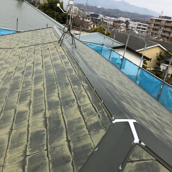 神奈川県秦野市　アパート　屋根塗装　棟板金のコーキング補修
