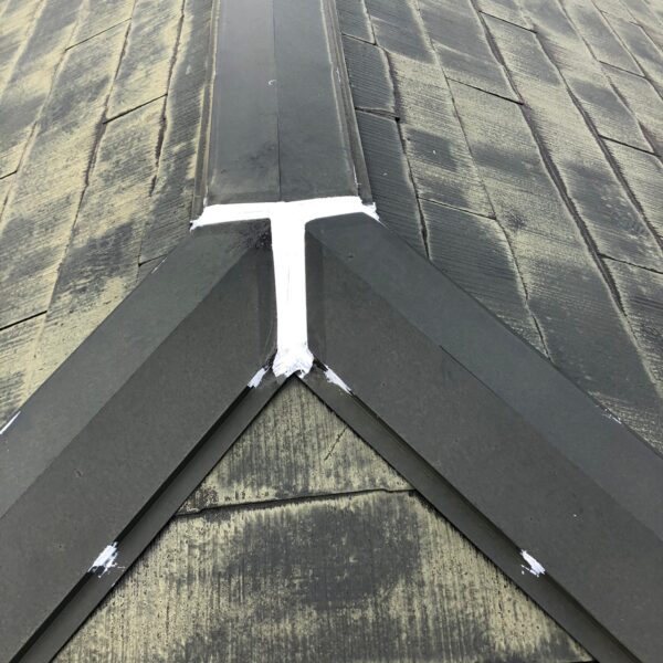 神奈川県秦野市　アパート　屋根塗装　棟板金のコーキング補修
