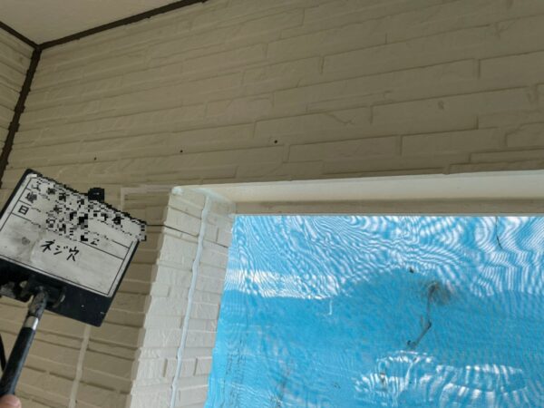 神奈川県秦野市　W様邸　外壁塗装　下地処理　ネジ穴の補修・コーキング補修