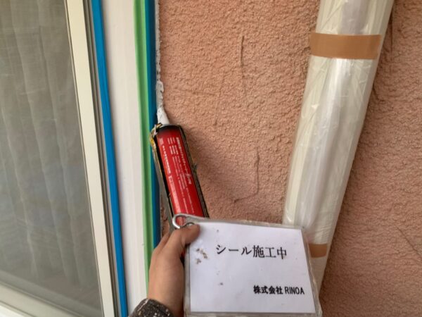 神奈川県秦野市　Y様邸　外壁塗装　サッシ周りのコーキング補修　増し打ち工法